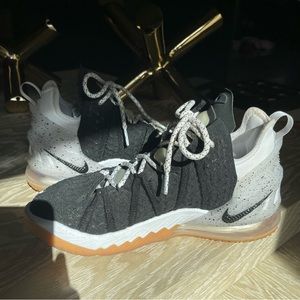 LEBRON XVIII 18 "COOKIES & CREAM" MENS SIZE 6.5 WOMENS SIZE 8.5